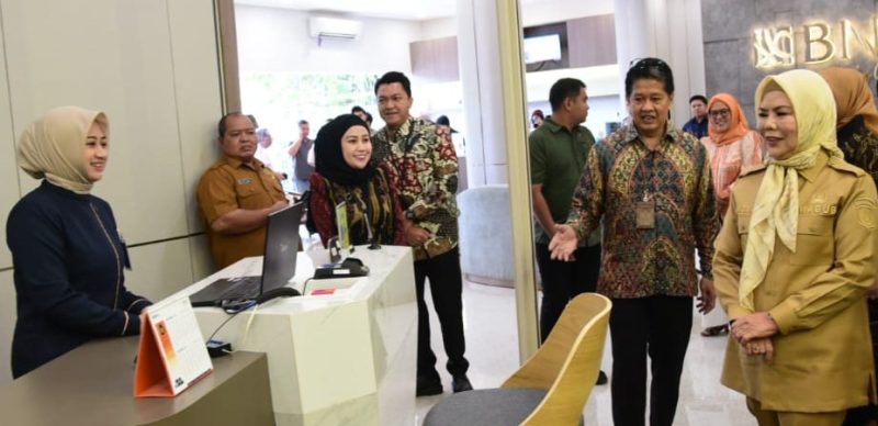 Wakil Gubernur Gorontalo Idah Syahidah Rusli Habibie meresmikan gedung baru BNI KCP Sudirman berkonsep banking cafe di Jalan Pangeran Hidayat, Wumialo, Kota Gorontalo, Senin (15/12/2025). (Foto: Redaksi)