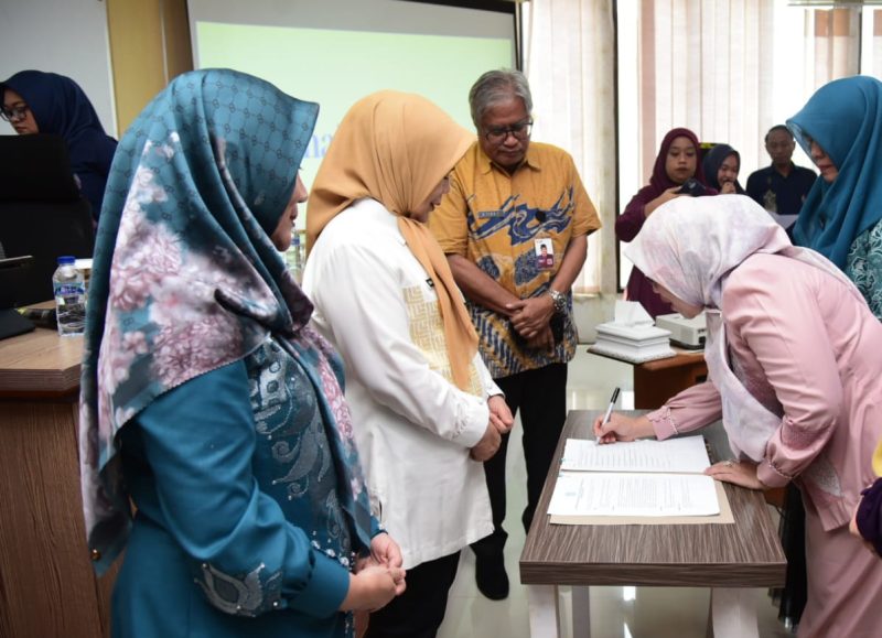 Wakil Gubernur Gorontalo Idah Syahidah menandatangani komitmen bersama untuk mencegah perkawinan anak dan menurunkan angka stunting pada acara FGD di Aula Dinas PPPA, Kamis (18/12/2025). (Foto: Istimewa)