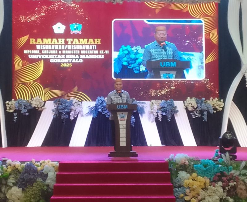 Staf Ahli Gubernur Gorontalo Yosef P. Koton mewakili Wakil Gubernur Idah Syahidah Rusli Habibie menyapa wisudawan dan wisudawati Universitas Bina Mandiri Angkatan VI Tahun 2025 di Azlea Convention Center, Kamis (18/12/2025).(Foto: Redaksi)