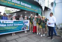 Gubernur Gorontalo Gusnar Ismail dan Wakil Gubernur Idah Syahidah Rusli Habibie didampingi Kepala Kantor Wilayah Kementerian Agama Provinsi Gorontalo melepas peserta jalan sehat kerukunan dalam rangka peringatan Hari Amal Bhakti ke-80 Kementerian Agama tingkat Provinsi Gorontalo di halaman Kanwil.