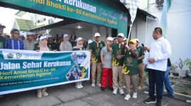 Gubernur Gorontalo Gusnar Ismail dan Wakil Gubernur Idah Syahidah Rusli Habibie didampingi Kepala Kantor Wilayah Kementerian Agama Provinsi Gorontalo melepas peserta jalan sehat kerukunan dalam rangka peringatan Hari Amal Bhakti ke-80 Kementerian Agama tingkat Provinsi Gorontalo di halaman Kanwil.