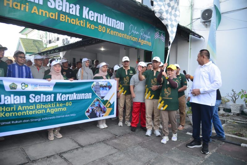 Gubernur Gorontalo Gusnar Ismail dan Wakil Gubernur Idah Syahidah Rusli Habibie didampingi Kepala Kantor Wilayah Kementerian Agama Provinsi Gorontalo melepas peserta jalan sehat kerukunan dalam rangka peringatan Hari Amal Bhakti ke-80 Kementerian Agama tingkat Provinsi Gorontalo di halaman Kanwil.