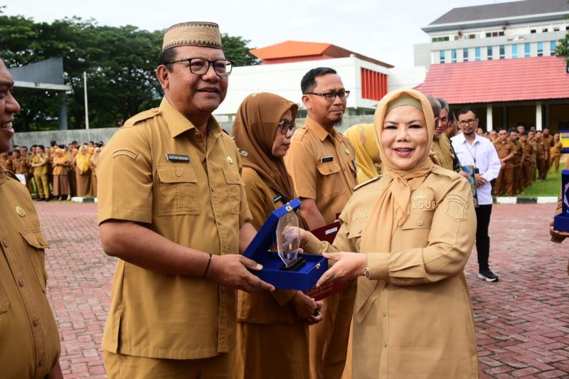 Wakil Gubernur Gorontalo Idah Syahidah Rusli Habibie menyerahkan piagam penghargaan hasil evaluasi implementasi SAKIP kepada Sekretariat Daerah yang diterima Sekda Sofian Ibrahim pada Apel Perdana tahun 2026, Senin (5/1/2026).