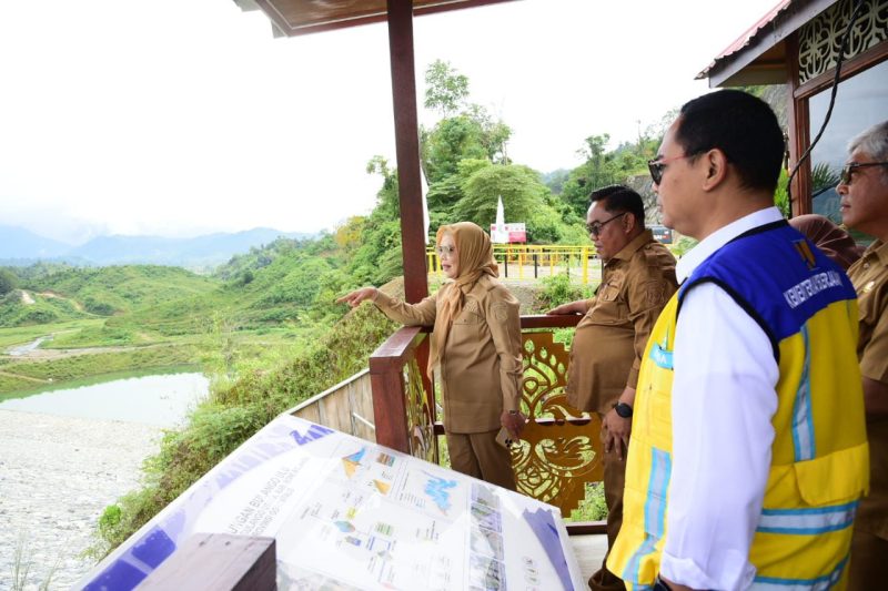 Wakil Gubernur Gorontalo Idah Syahidah Rusli Habibie melakukan peninjauan langsung perkembangan proyek Pembangunan Strategis Nasional Waduk Bulango Ulu di Kecamatan Bulango Ulu, Kabupaten Bone Bolango, Senin (5/1/2026).