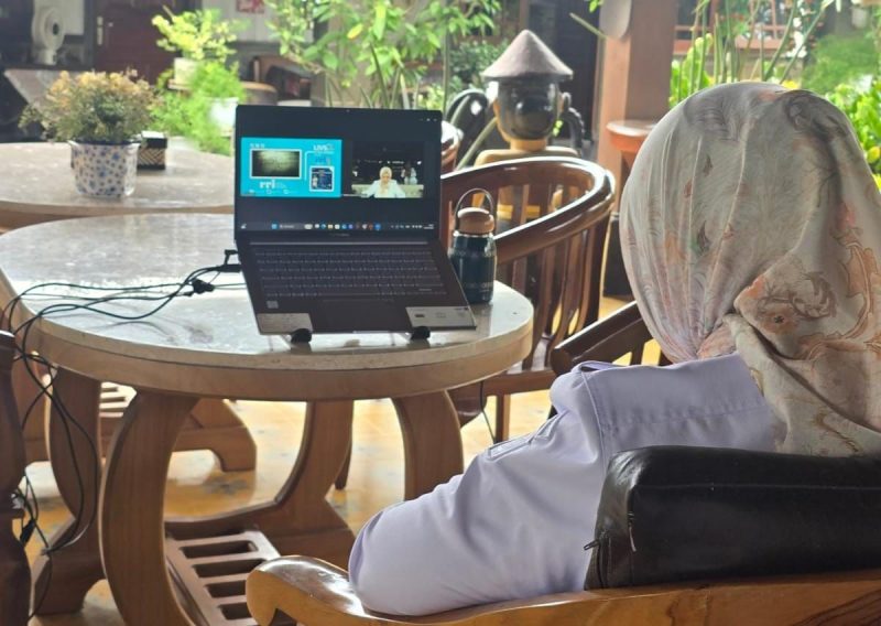 Wakil Gubernur Gorontalo Idah Syahidah Rusli Habibie mengikuti dialog RRI Gorontalo sebagai narasumber melalui sambungan Zoom dengan tema Pemerataan Manfaat Program MBG 2026.