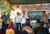 Gubernur Gorontalo Gusnar Ismail memberikan keterangan kepada peserta usai mengikuti panen raya dan pertemuan virtual bersama Presiden terkait pengumuman swasembada pangan nasional di Desa Lamahu, Kecamatan Bulango Selatan, Rabu (7/1/2026).