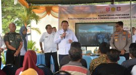 Gubernur Gorontalo Gusnar Ismail memberikan keterangan kepada peserta usai mengikuti panen raya dan pertemuan virtual bersama Presiden terkait pengumuman swasembada pangan nasional di Desa Lamahu, Kecamatan Bulango Selatan, Rabu (7/1/2026).