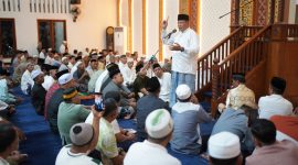Gubernur Gorontalo, Gusnar Ismail, melaksanakan shalat tarawih perdana Ramadan 1447 H di Masjid Agung Baiturahim, Rabu (18/02/2026). (Foto: Redaksi). 