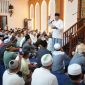 Gubernur Gorontalo, Gusnar Ismail, melaksanakan shalat tarawih perdana Ramadan 1447 H di Masjid Agung Baiturahim, Rabu (18/02/2026). (Foto: Redaksi). 