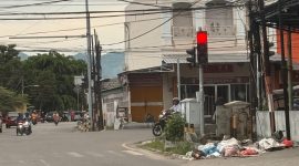 Tumpukan sampah berserakan di Lampu Merah perempatan jalan Tondano, kecamatan sipatana, Kota Gorontalo, Sabtu (21/02/2026). (Foto: Redaksi). 