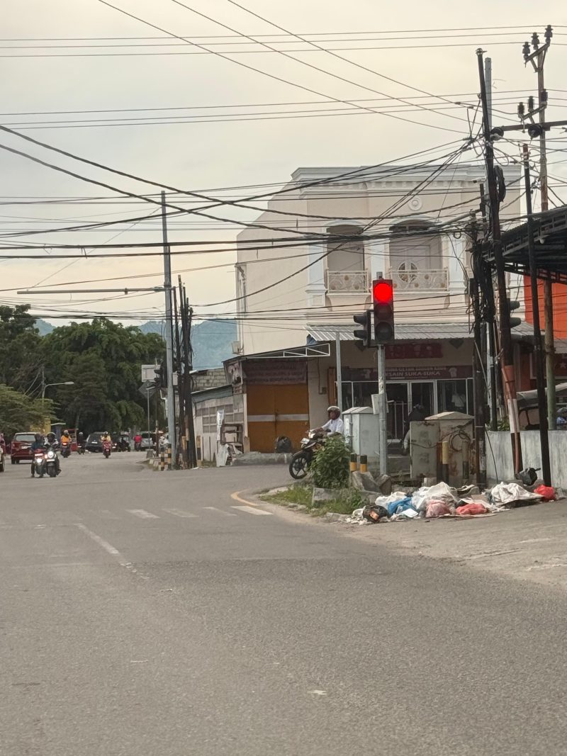 Tumpukan sampah berserakan di Lampu Merah perempatan jalan Tondano, kecamatan sipatana, Kota Gorontalo, Sabtu (21/02/2026). (Foto: Redaksi). 