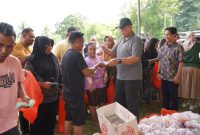 Gubernur Gorontalo, Gusnar Ismail turun langsung melayani warga di lokasi Pasar Murah Bersubsidi, Minggu (22/2/2026). 