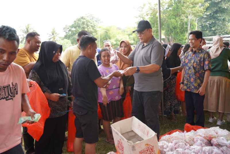 Gubernur Gorontalo, Gusnar Ismail turun langsung melayani warga di lokasi Pasar Murah Bersubsidi, Minggu (22/2/2026). 