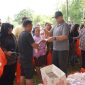 Gubernur Gorontalo, Gusnar Ismail turun langsung melayani warga di lokasi Pasar Murah Bersubsidi, Minggu (22/2/2026). 