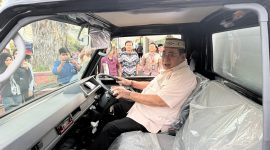 Walikota Adhan Dambea saat melakukan test drive mobil operasional bantuan BTN untuk program Pasar Mobile yang digagas Polda Gorontalo, Selasa (10/03/2026).