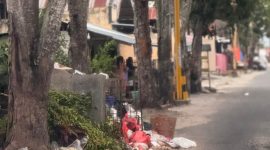 Tumpukan sampah terlihat di tepi jalan Gelatik akses menuju RS Multazam Kota Gorontalo. Sabtu (7/3/2026). (Foto: Istimewa).