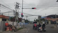 Tumpukan sampah di depan rumah jabatan Walikota Adhan Dambea, lampu merah kantor pos Kota gorontalo, Kamis (12/03/2026).