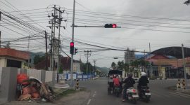 Tumpukan sampah di depan rumah jabatan Walikota Adhan Dambea, lampu merah kantor pos Kota gorontalo, Kamis (12/03/2026).